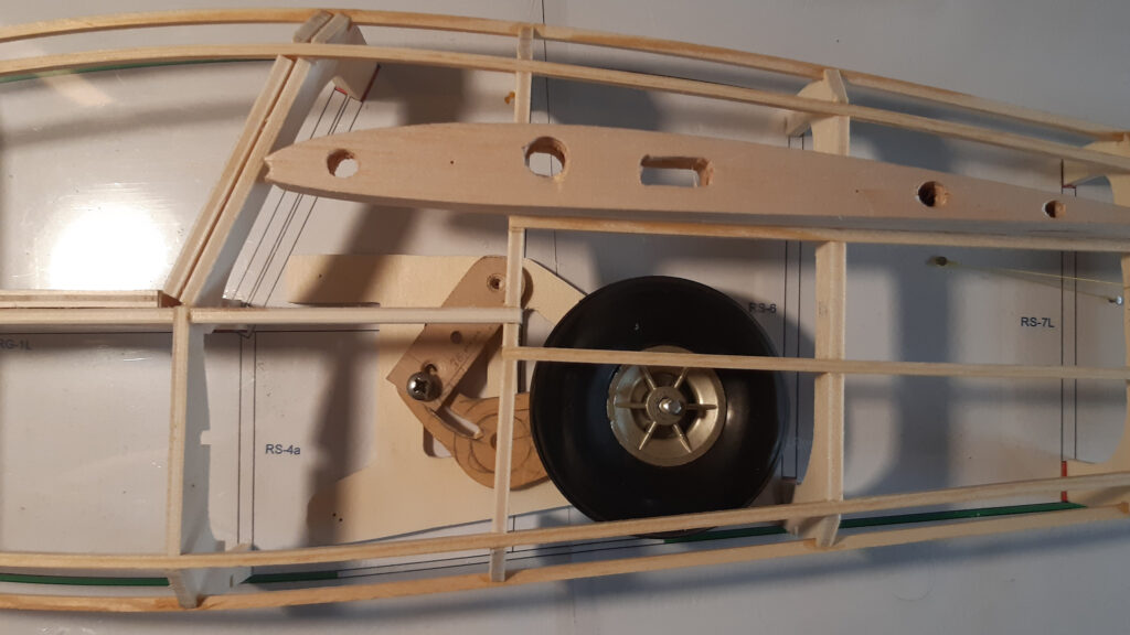 Tests mit Protoyp-Bauteilen: Das Fahrwerk muss in den Rumpf passen...