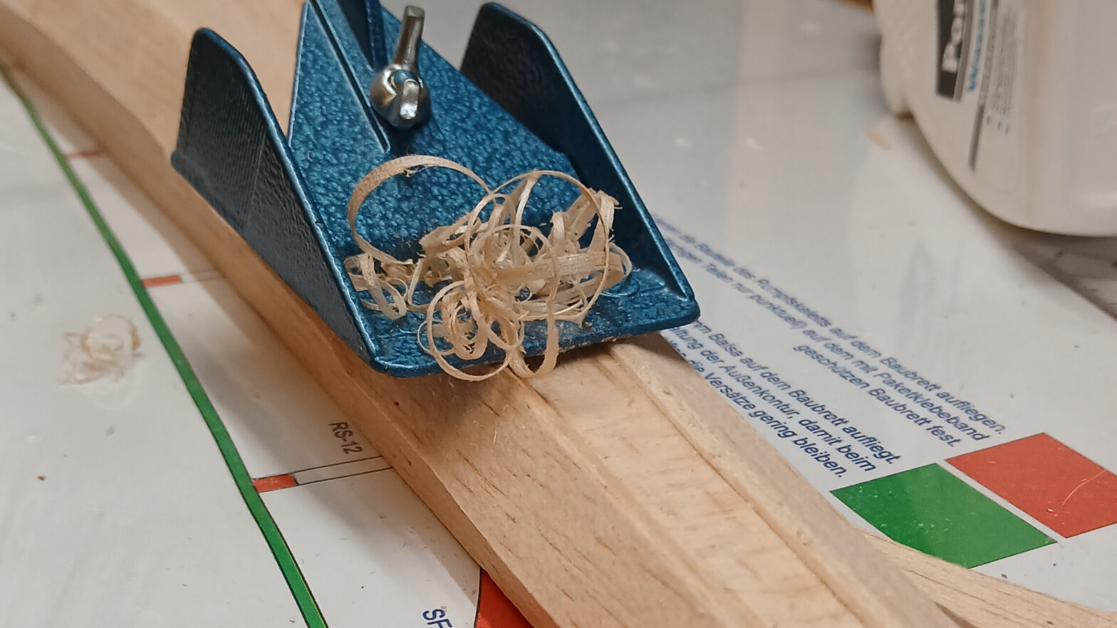 Der Rumpf der Fauvette wird mit einem kleinen Hobel geglättet.