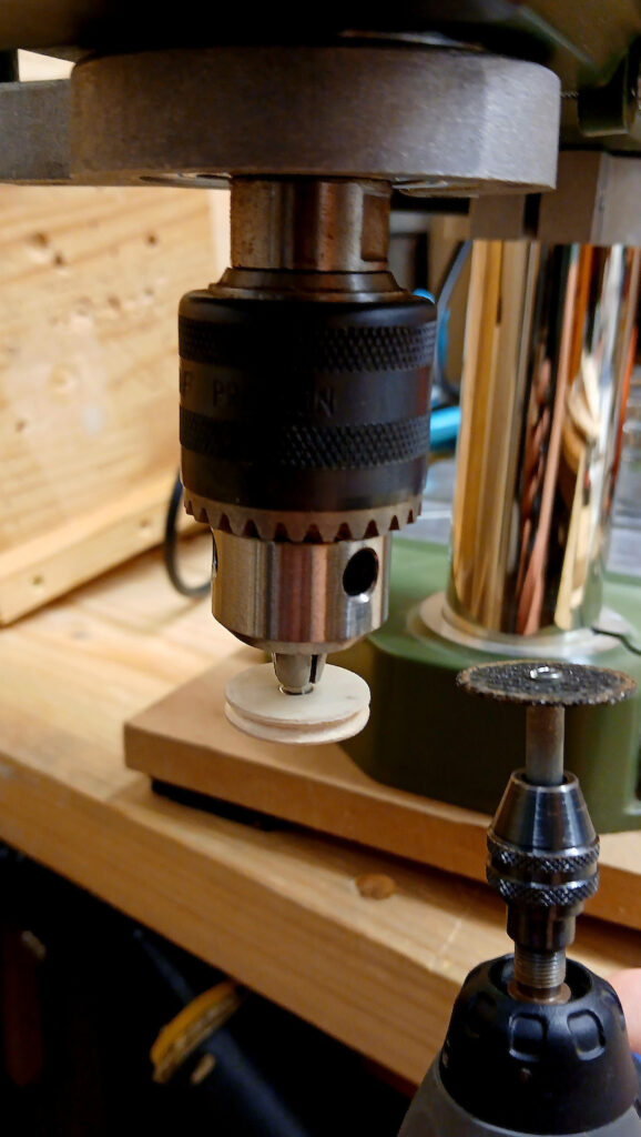 Improvisiertes Bearbeitungszentrum: Aus 3mm ABS-Kunststoff wird die Felge ausgeschnitten und mit einer Rille versehen.