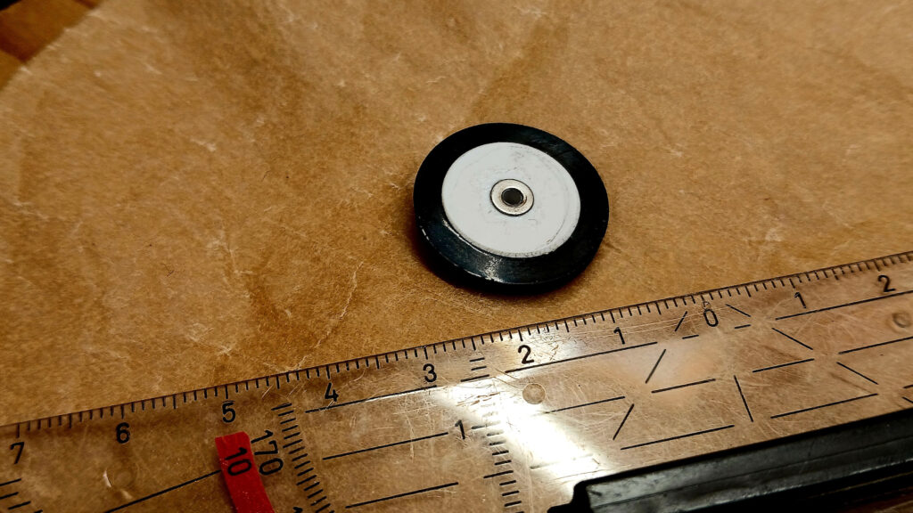 Mit Sekundenkleber werden zwei Unterlegscheiben als Lager aufgeklebt.